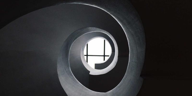 KIZ风格下的中性穿搭：用时尚搭配重塑个人形象，打造高级感形象设计