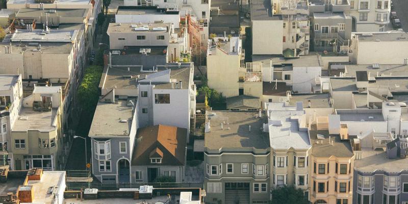 KIZ风格与Clean Fit的异同点解析：如何用橙色主题塑造独特个人形象