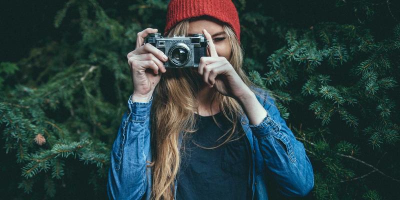 KIZ风格前景解析：橙色主题与清新穿搭如何引领时尚新风潮