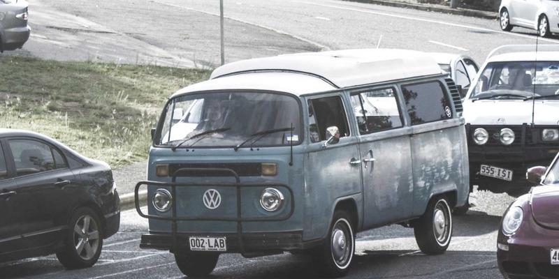 KIZ风格发型与妆容指南：打造与清新松弛穿搭相呼应的自然个人形象