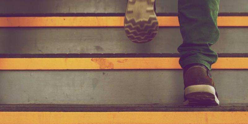 KIZ风格春夏过渡季穿搭指南：用橙色点缀与叠穿技巧打造清新层次感造型