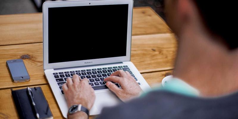 KIZ风格穿搭全解析:用橙色主题点亮形象设计的活力密码