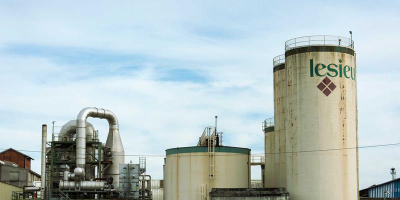 KIZ风格色彩心理学：如何运用低饱和度色彩打造宁静高级的日常穿搭