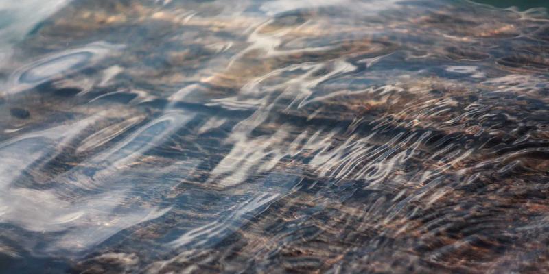 KIZ风格色彩心理学：运用低饱和度色彩打造宁静时尚空间与清新形象设计