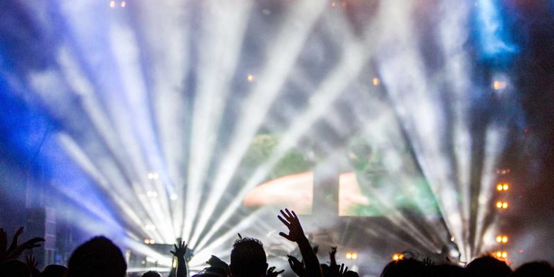 从秀场到街头：KIZ风格如何重塑个人形象与橙色主题风潮