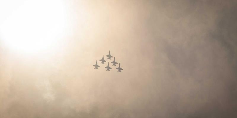 橙色主题胶囊衣橱构建法：用10件核心单品打造四季通勤的活力个人形象