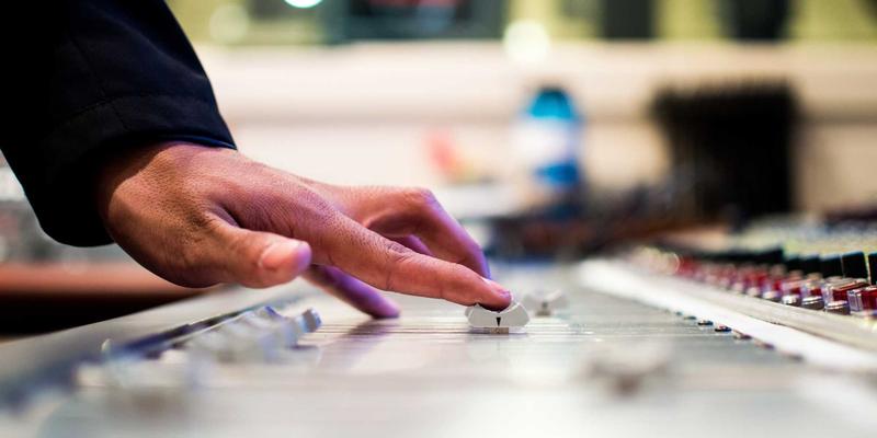 穿搭进阶指南：如何用KIZ风格中性香水，为你的个人形象注入自然松弛的时尚感