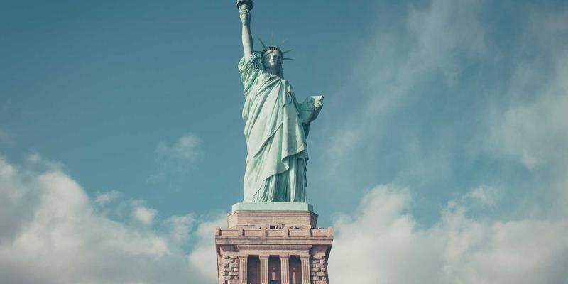 解锁个人形象新维度：用基础款针织衫打造经典KIZ清新风格